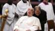 Vaticano, un grosso ematoma sul mento di Papa Francesco. Portavoce: «Ha sbattuto al comodino»