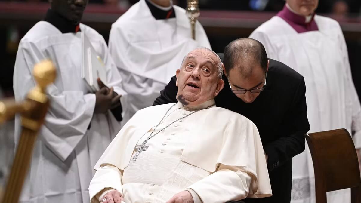 Vaticano, un grosso ematoma sul mento di Papa Francesco. Portavoce: «Ha sbattuto al comodino» Vaticano, un grosso ematoma sul mento di Papa Francesco. Portavoce: «Ha sbattuto al comodino»