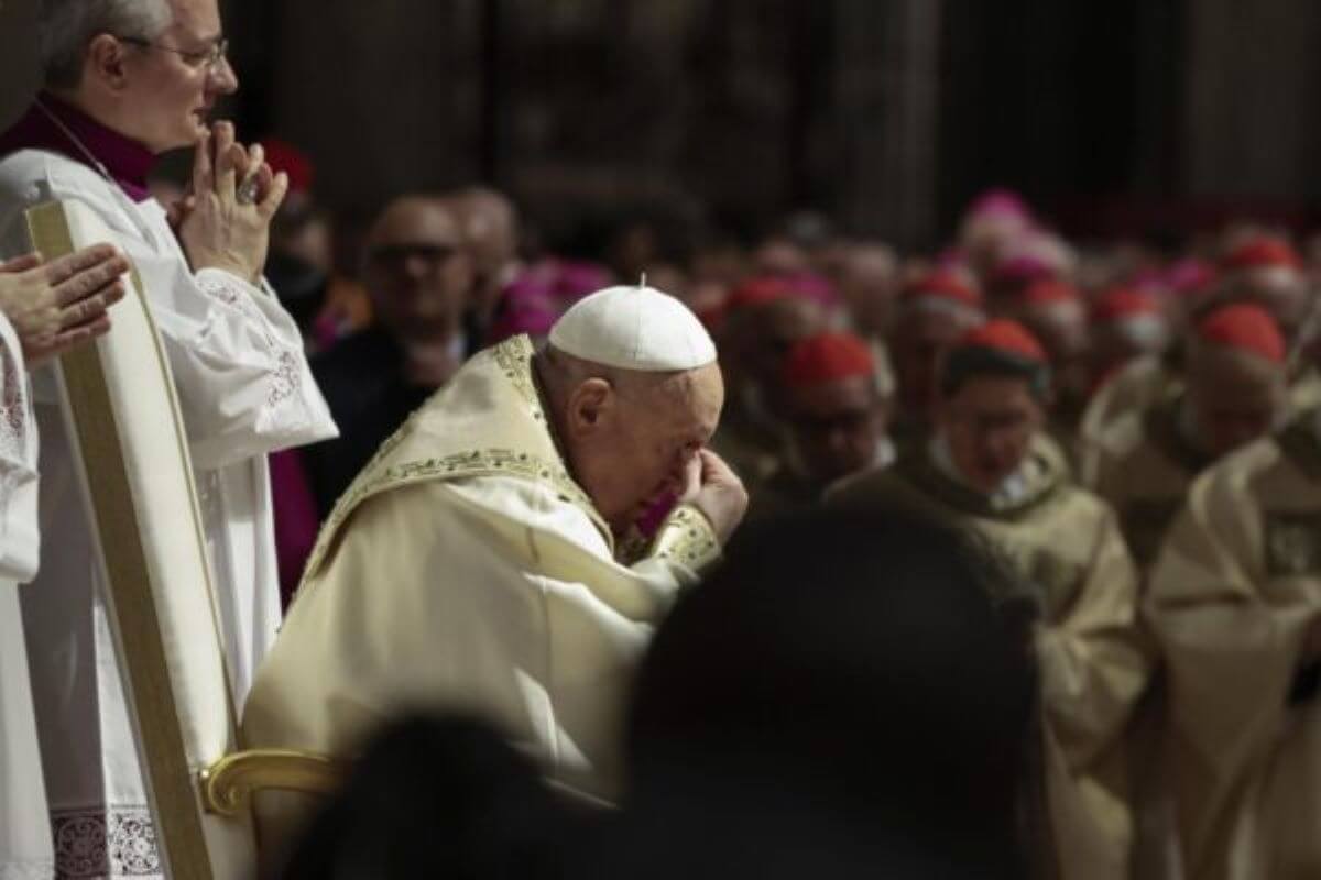 Giubileo 2025, il Papa apre la seconda Porta Santa a Rebibbia: «La speranza non delude mai»