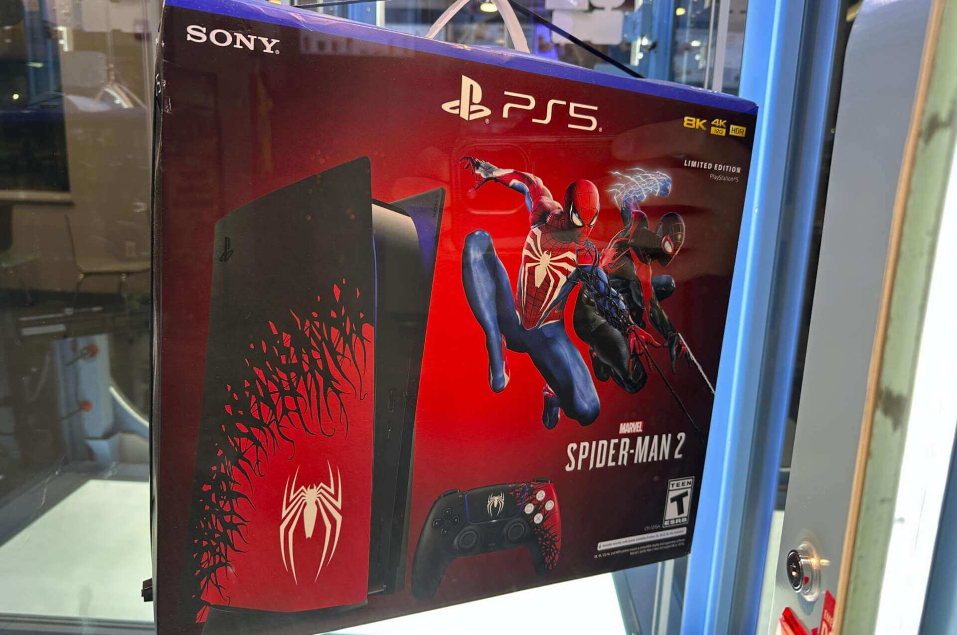 Urla nella notte mentre gioca alla Playstation, la vicina accoltella la mamma del giocatore: due denunce Urla nella notte mentre gioca alla Playstation, la vicina accoltella la mamma del giocatore: due denunce