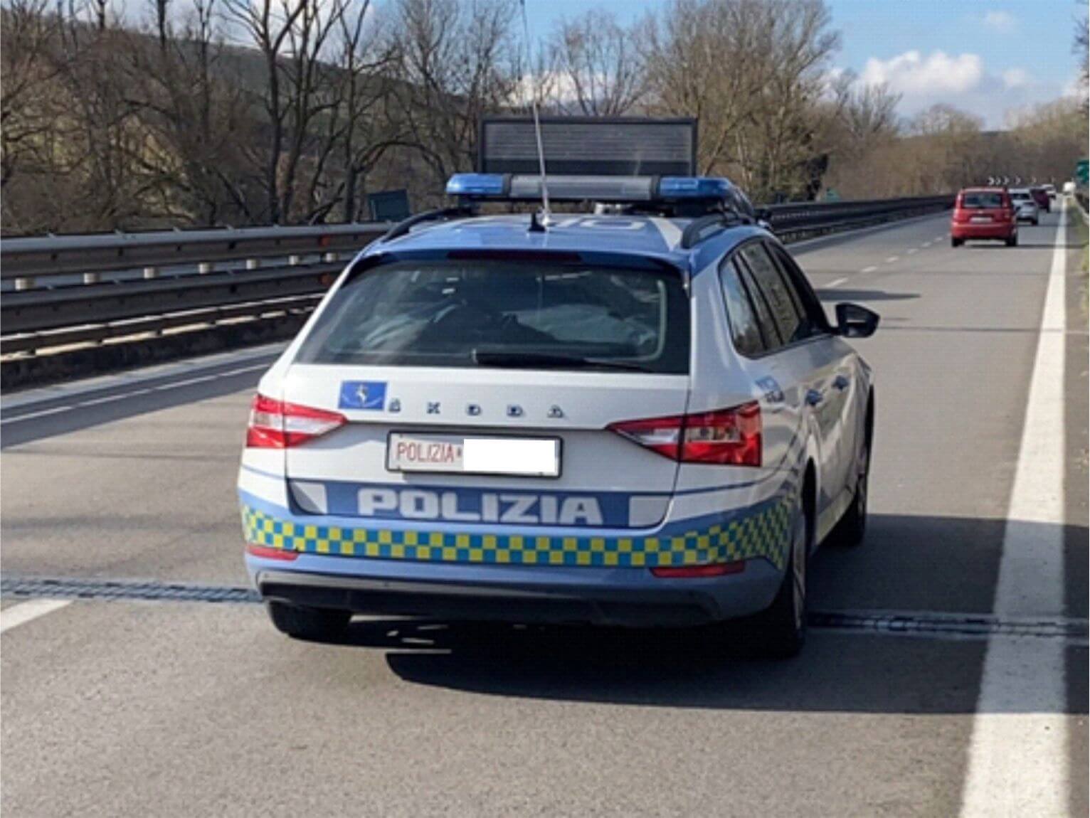 Camion di traverso sulla carreggiata, traffico in tilt sulla A14 tra Termoli e Poggio Imperiale Camion di traverso sulla carreggiata, traffico in tilt sulla A14 tra Termoli e Poggio Imperiale