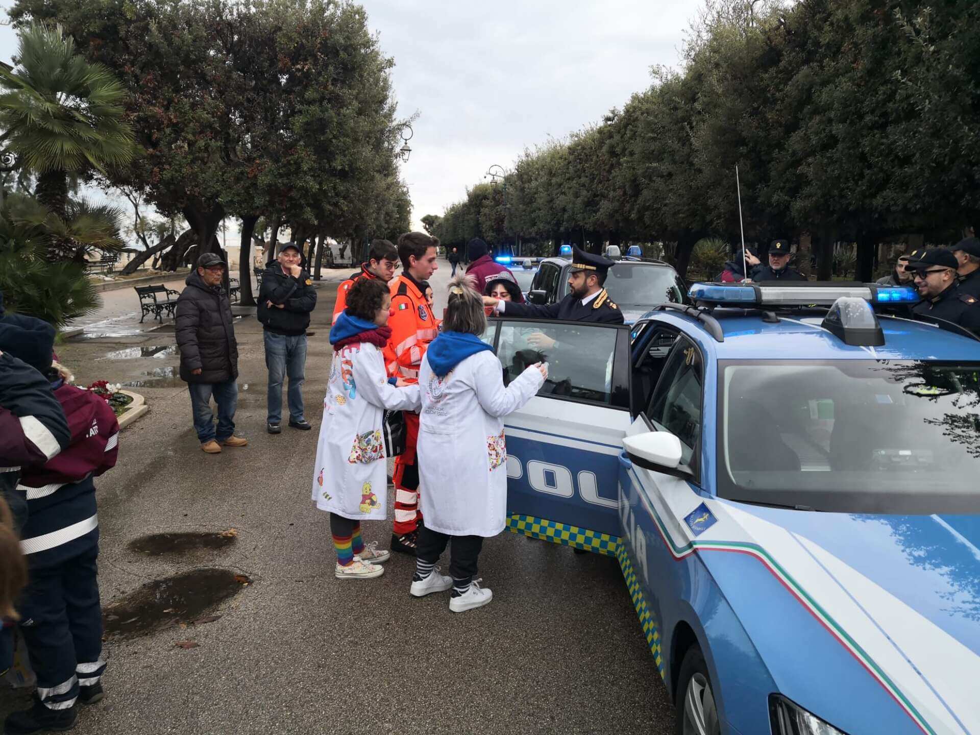 Un sorriso per i piccoli pazienti dell’Oncologia: a Trani la polizia dona giocattoli – FOTO
