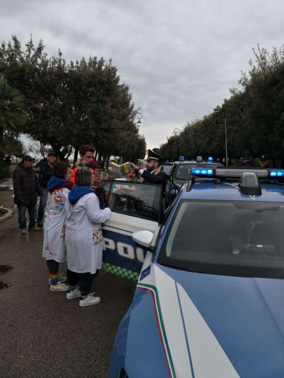 Un sorriso per i piccoli pazienti dell’Oncologia: a Trani la polizia dona giocattoli – FOTO