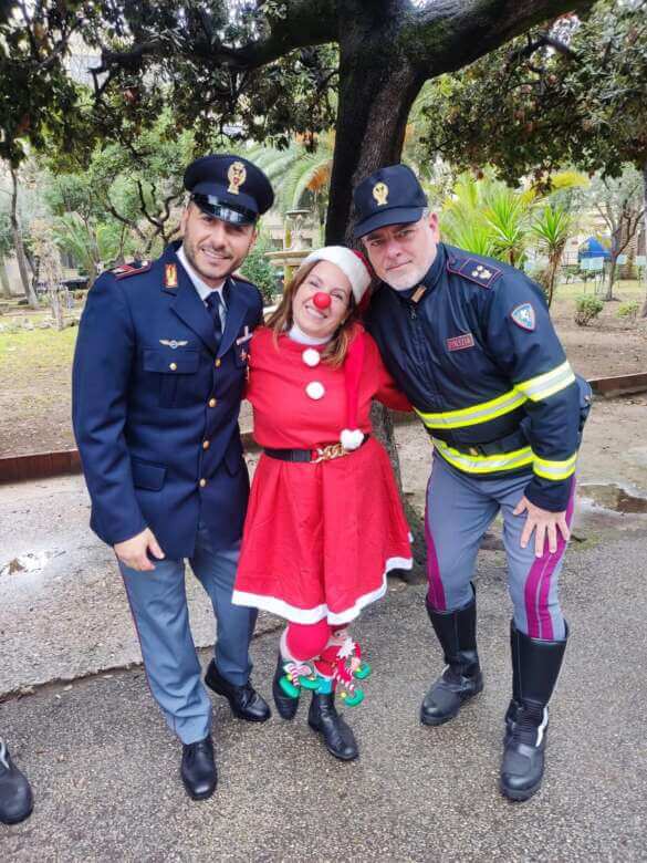 Un sorriso per i piccoli pazienti dell’Oncologia: a Trani la polizia dona giocattoli – FOTO
