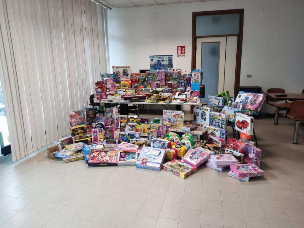 Un sorriso per i piccoli pazienti dell’Oncologia: a Trani la polizia dona giocattoli – FOTO