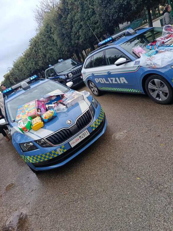 Un sorriso per i piccoli pazienti dell’Oncologia: a Trani la polizia dona giocattoli – FOTO