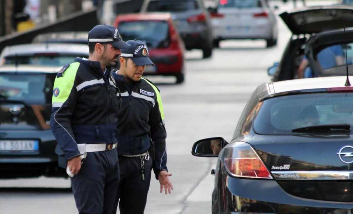 Codice della strada, multe e patenti sospese anche a Bari: soprattutto per uso del cellulare alla guida