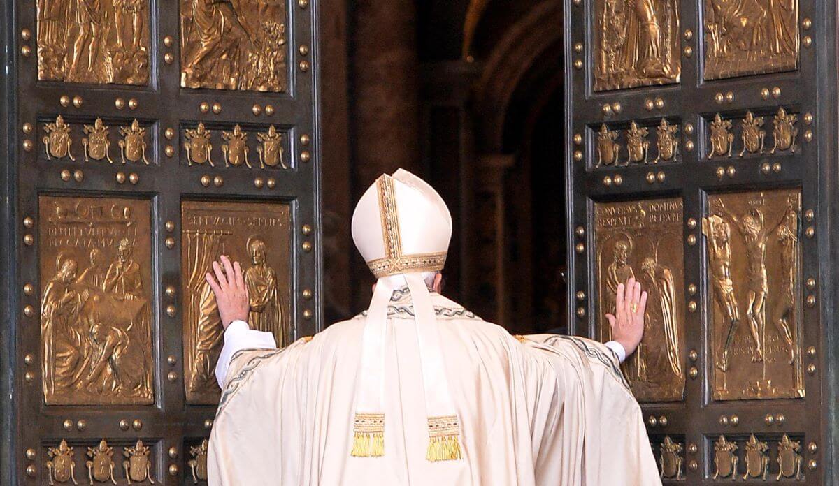 Giubileo, si apre la Porta Santa ma già si pensa al bimillenario del 2033