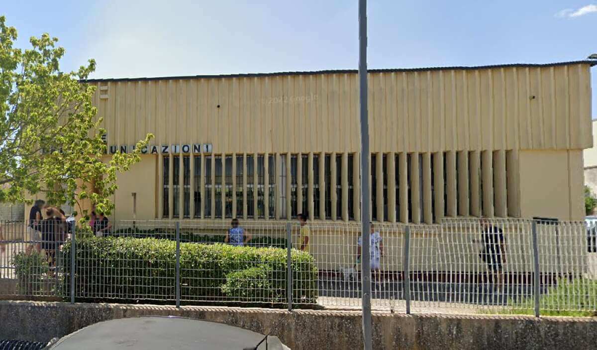 Paura nel Leccese, rapina nell’ufficio postale di Surbo: direttore ferito con il calcio della pistola