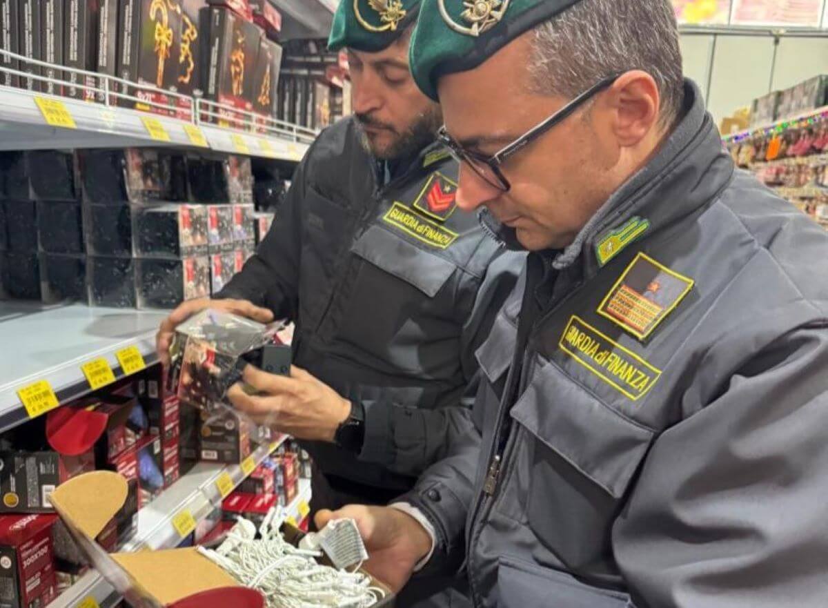 San Vito dei Normanni, sequestrati 180mila prodotti non conformi in due negozi: segnalati i titolari San Vito dei Normanni, sequestrati 180mila prodotti non conformi in due negozi: segnalati i titolari