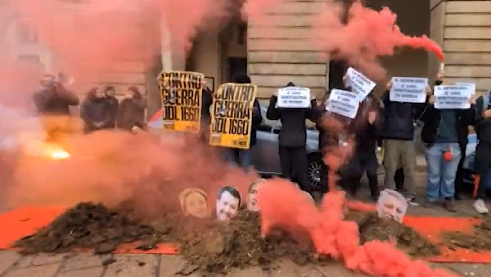 Milano, alla prima della Scala fuori dal teatro la protesta contro la guerra: nel letame i leader