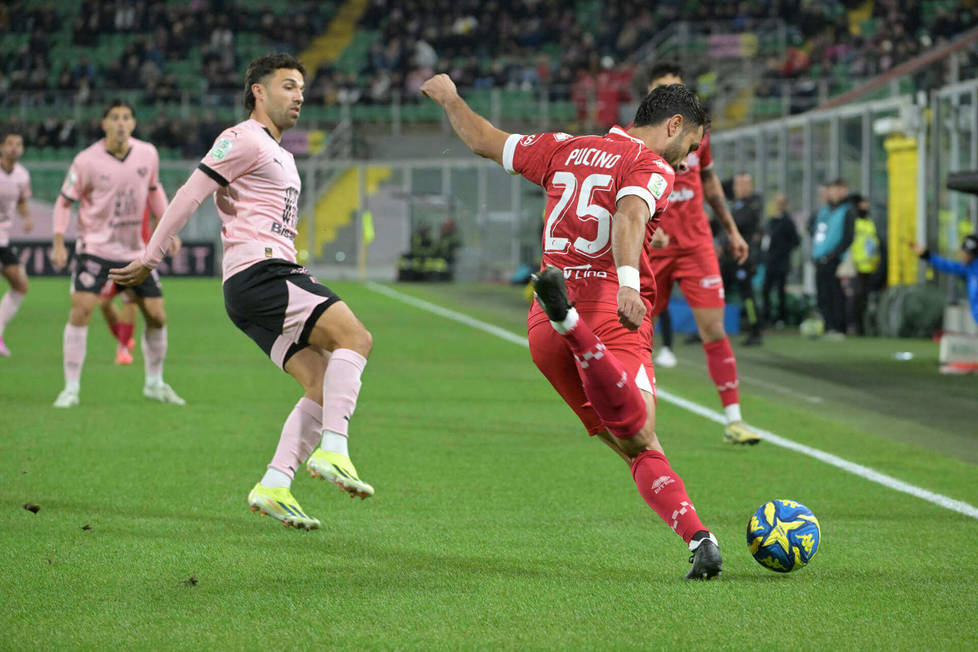 Serie B, i biancorossi cadono al Barbera: Palermo-Bari 1-0. Terza sconfitta consecutiva per Longo Serie B, i biancorossi cadono al Barbera: Palermo-Bari 1-0. Terza sconfitta consecutiva per Longo