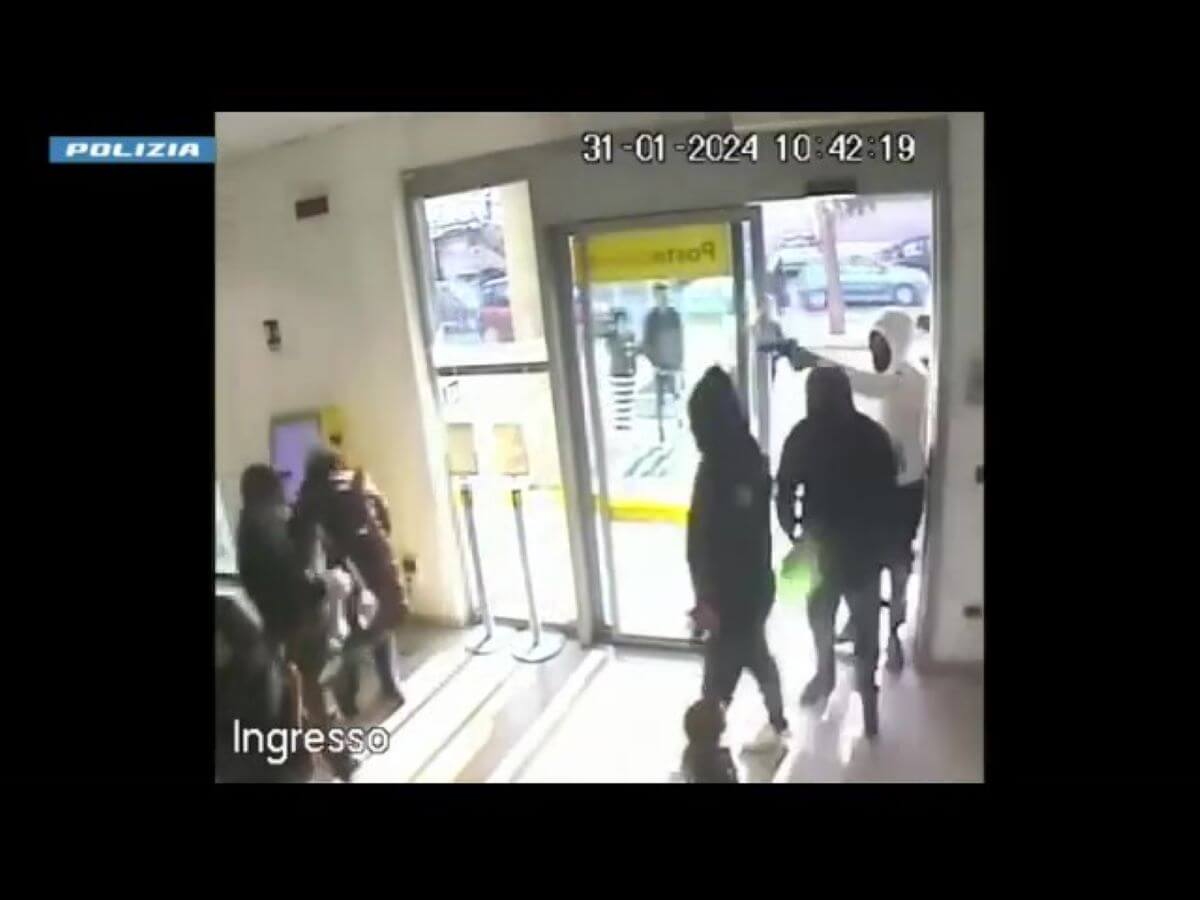 Rapine violente a Foggia, anche davanti ai bambini: otto persone arrestate – VIDEO