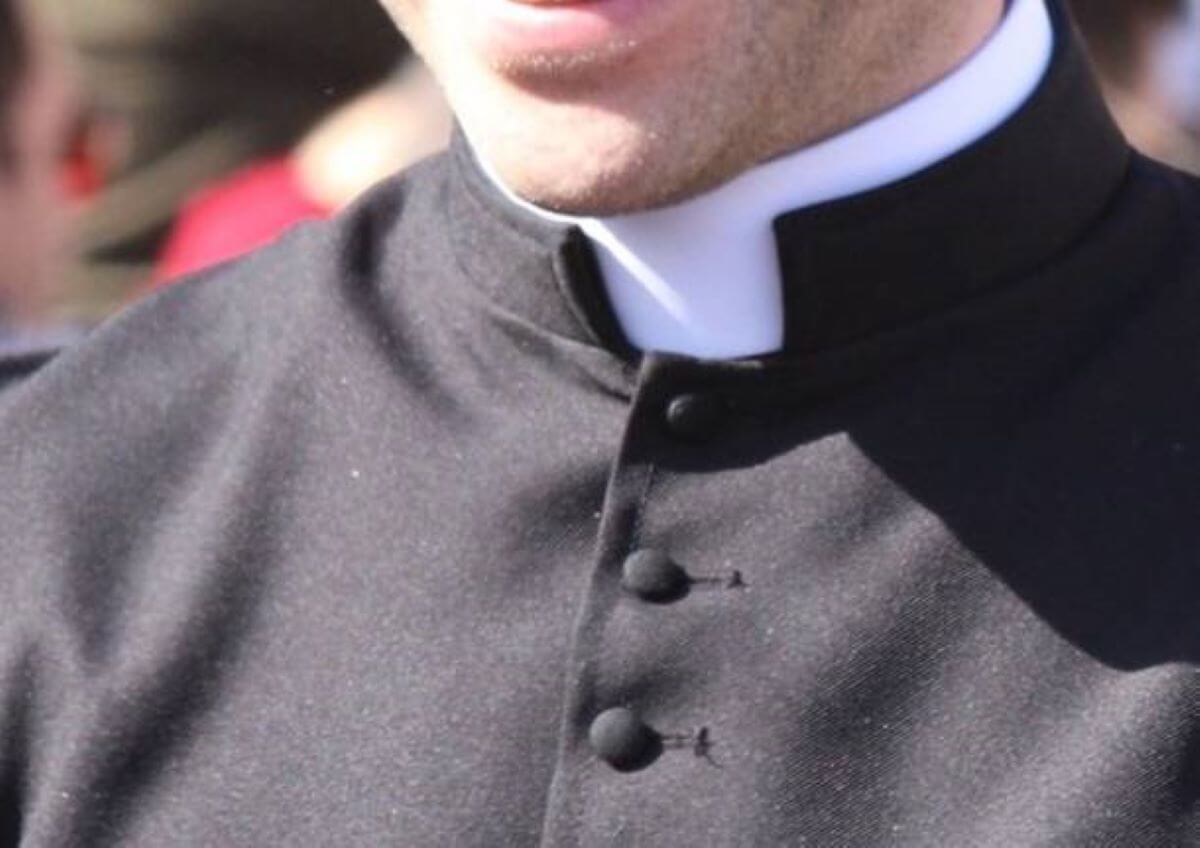 Lecce, sacerdote 50enne condannato a 2 anni di reclusione per molestie e violenza privata su un’alunna