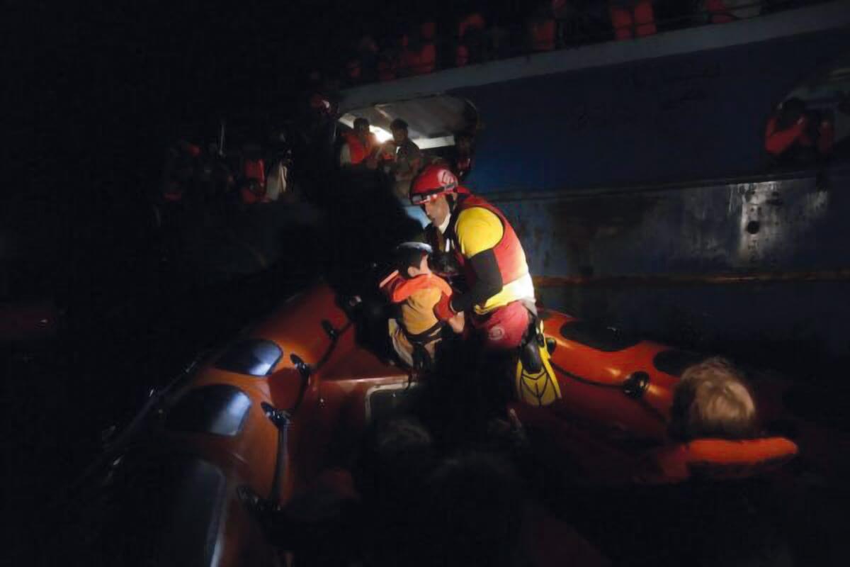 Sopravvive tre giorni in mare: soccorsa migrante di 11 anni in salvo dopo un naufragio Sopravvive tre giorni in mare: soccorsa migrante di 11 anni in salvo dopo un naufragio