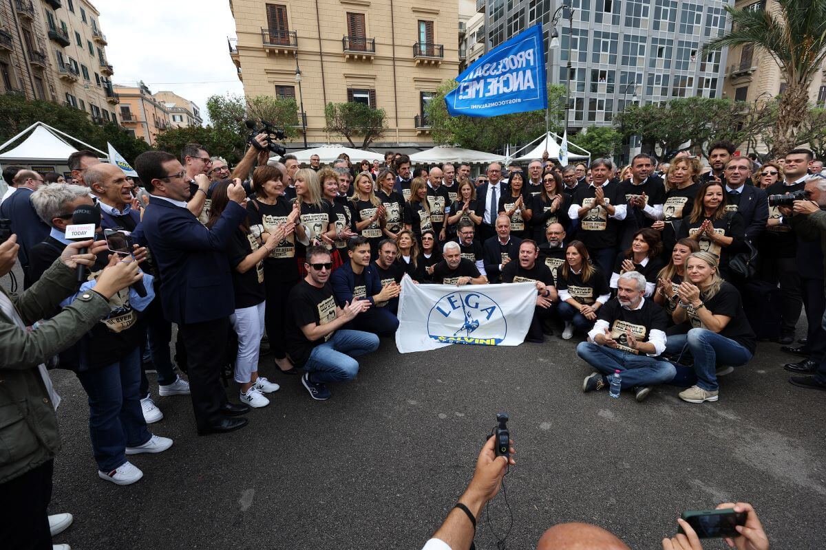 Salvini a processo, la Lega è pronta a scendere in piazza in caso di condanna Salvini a processo, la Lega è pronta a scendere in piazza in caso di condanna