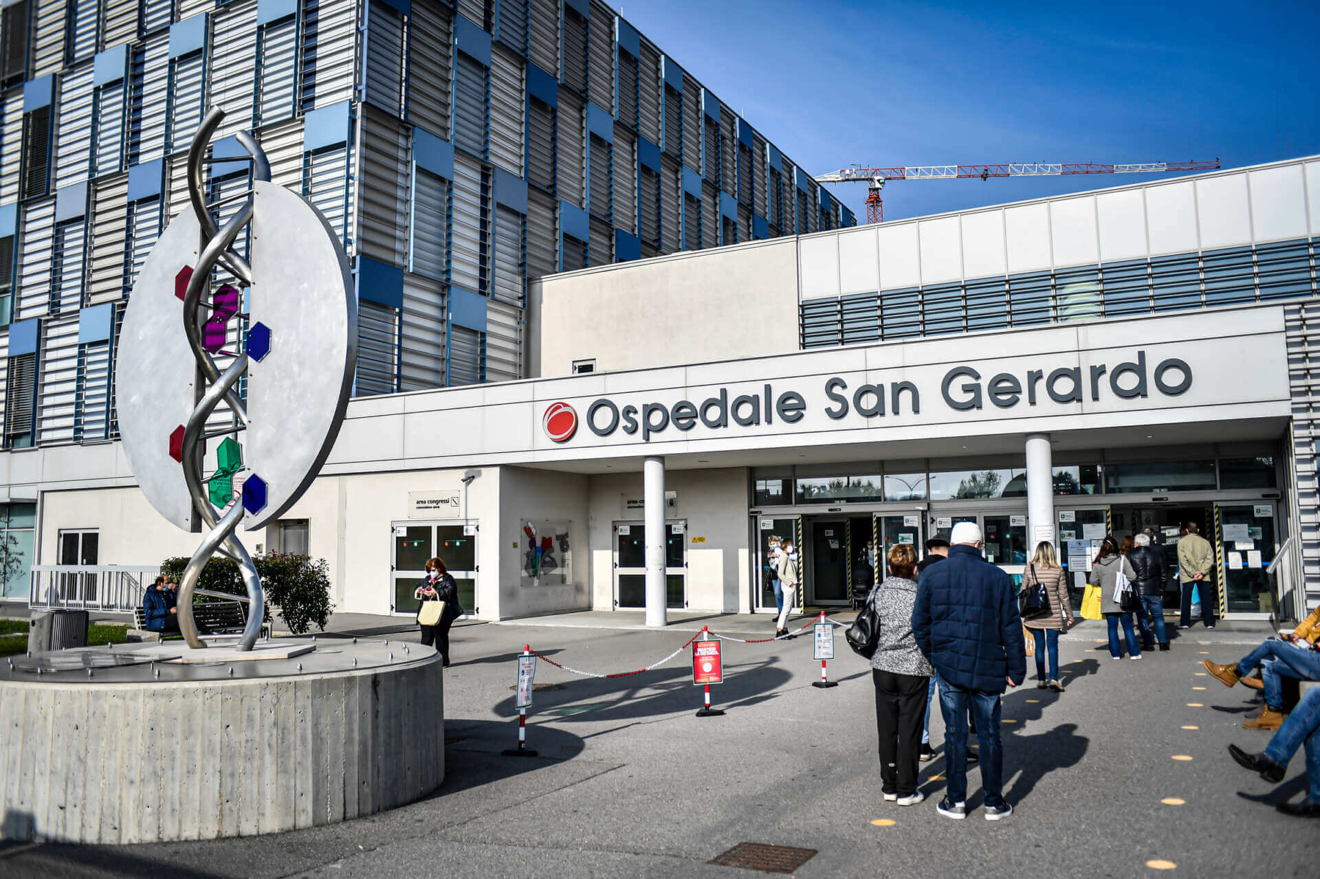 Accoltellata in un centro commerciale dall’ex fidanzato: 24enne ricoverata in codice rosso