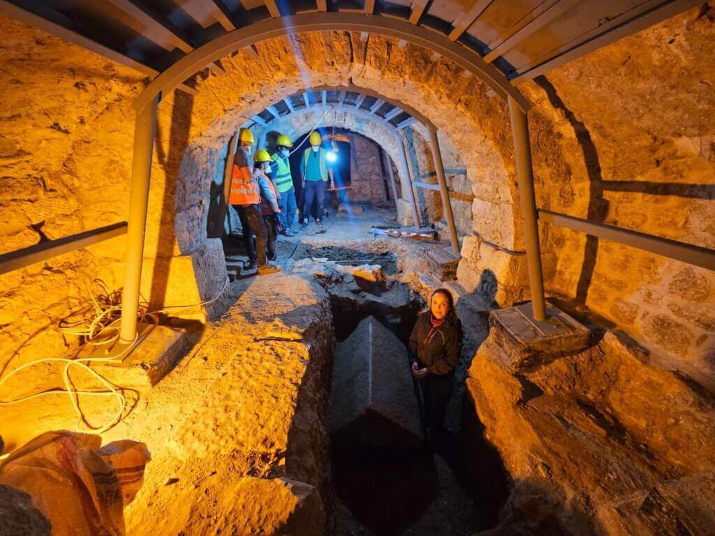 Galleria foto 'Turchia, scoperto un sarcofago che potrebbe contenere le reliquie di San Nicola – FOTO' - foto 2