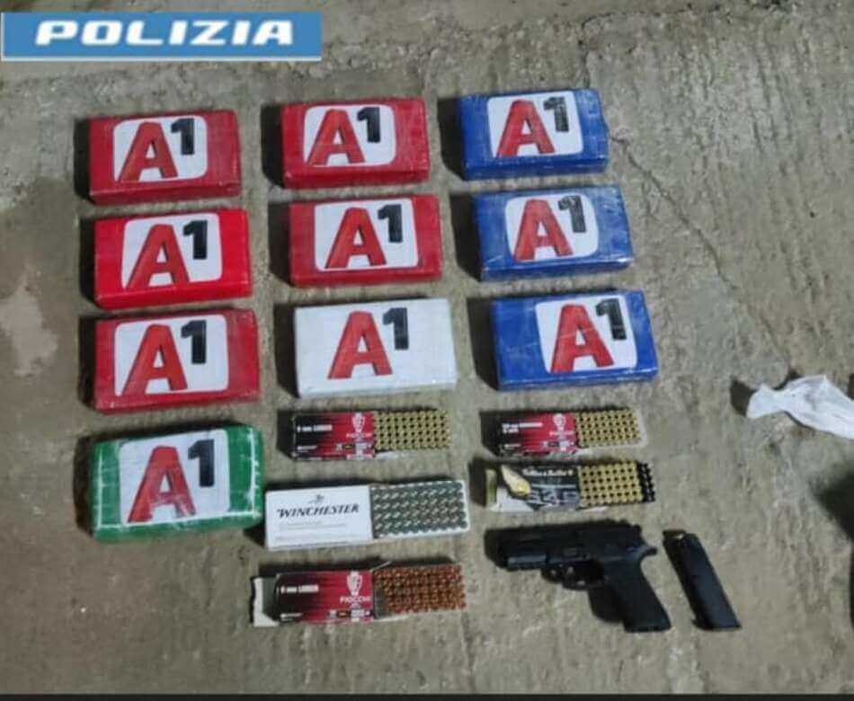 Galleria foto 'Barletta, 12 chili di cocaina e una pistola in box auto: due arresti' - foto 1