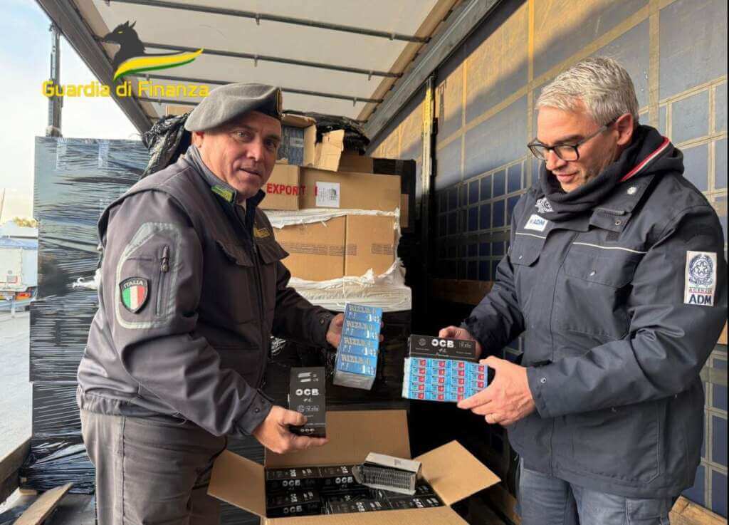 Su un camion dalla Grecia oltre 25 milioni di filtri e cartine di contrabbando: maxi sequestro a Bari
