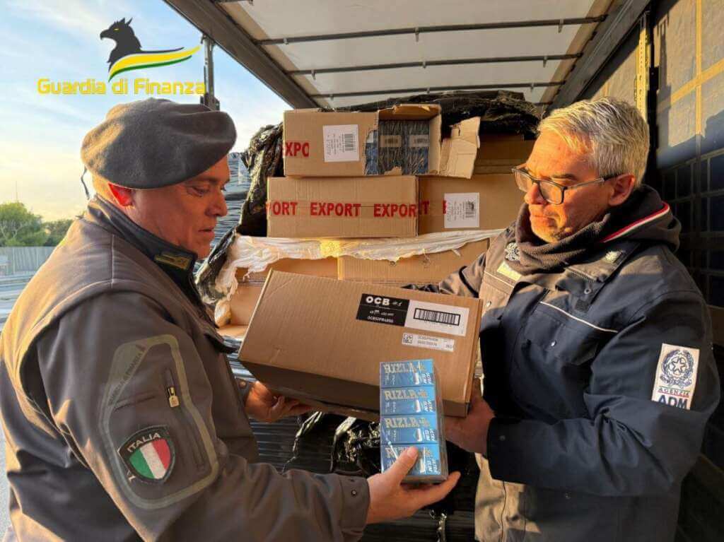 Su un camion dalla Grecia oltre 25 milioni di filtri e cartine di contrabbando: maxi sequestro a Bari