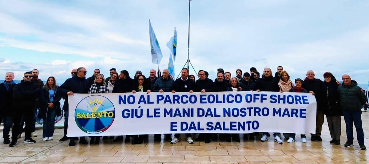 Eolico lungo le coste del Salento, Pagliaro: «Uno sfregio su un’opera d’arte». Sit-in di protesta a Castro