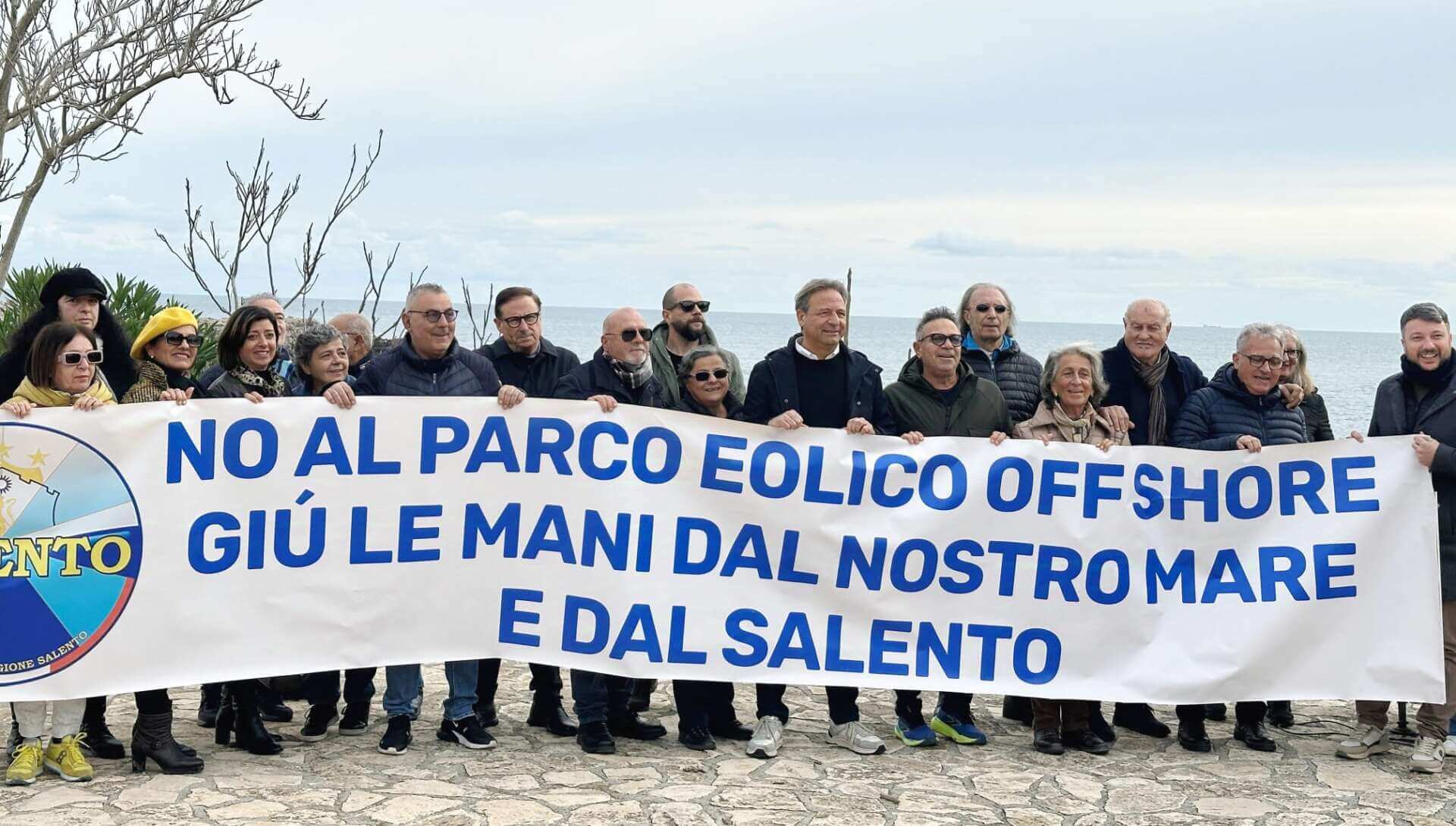 Eolico al largo delle coste del Salento, sit-in a Porto Badisco: «Stop al mostro che minaccia il paesaggio» Eolico al largo delle coste del Salento, sit-in a Porto Badisco: «Stop al mostro che minaccia il paesaggio»