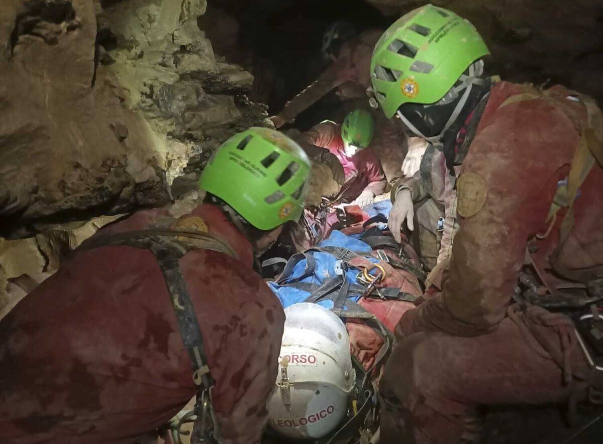 Bergamo, infortunata nella grotta Abisso Bueno Fonteno: la speleologa Ottava Piana è salva Bergamo, infortunata nella grotta Abisso Bueno Fonteno: la speleologa Ottava Piana è salva