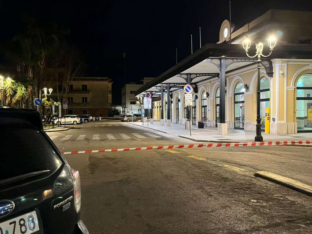 Brindisi, una valigia abbandonata fa scattare l’allarme bomba – FOTO