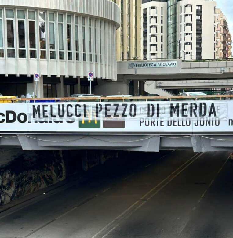Taranto calcio, esplode la protesta in città: striscioni contro il sindaco Melucci e il suo vice Azzaro