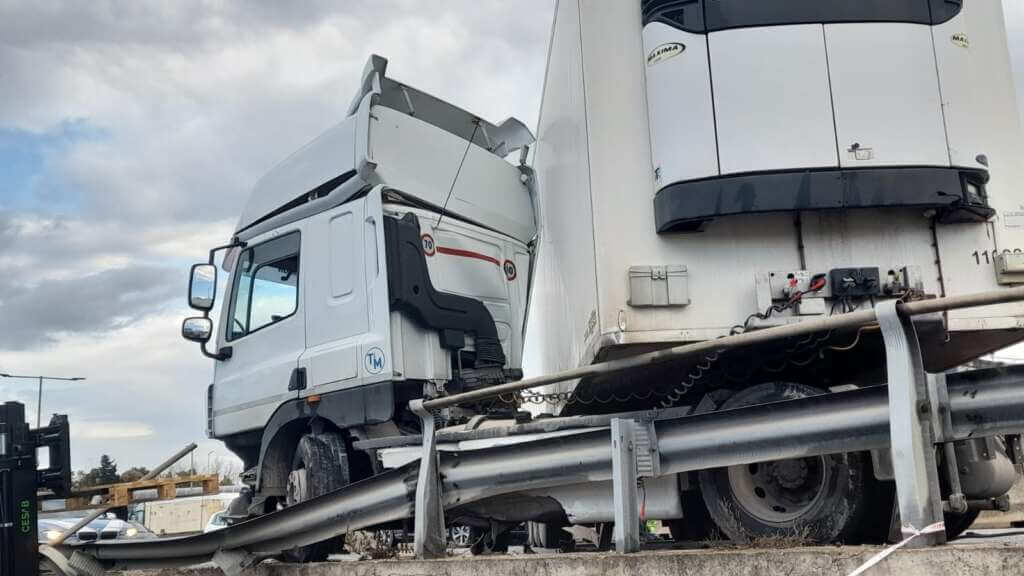 Galleria foto 'Bari, mezzo pesante di traverso sulla strada statale 16: traffico in tilt – FOTO e VIDEO' - foto 6