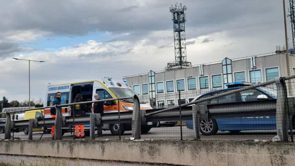 Galleria foto 'Bari, mezzo pesante di traverso sulla strada statale 16: traffico in tilt – FOTO e VIDEO' - foto 5