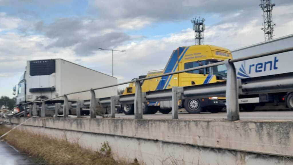 Galleria foto 'Bari, mezzo pesante di traverso sulla strada statale 16: traffico in tilt – FOTO e VIDEO' - foto 1