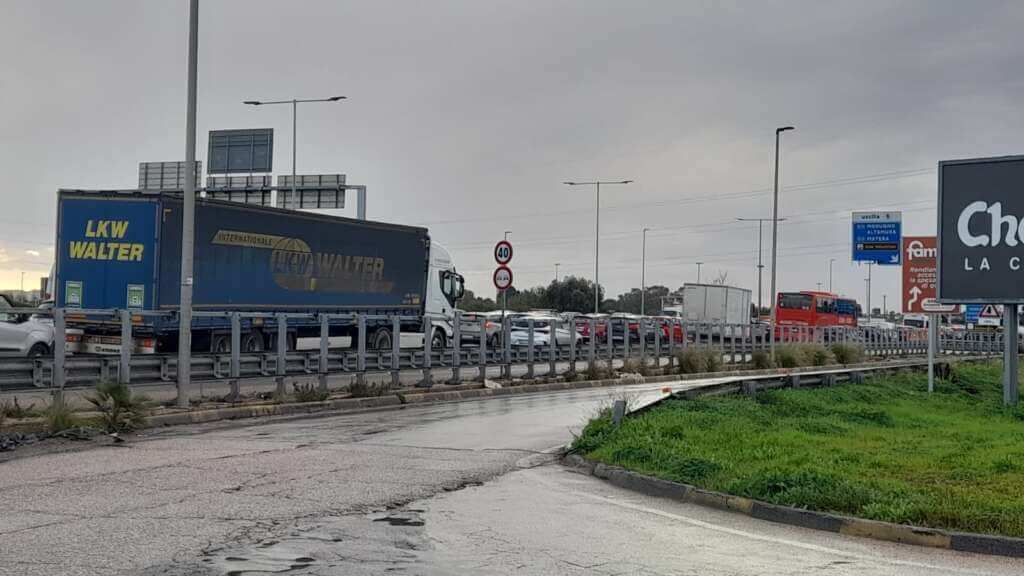 Galleria foto 'Bari, mezzo pesante di traverso sulla strada statale 16: traffico in tilt – FOTO e VIDEO' - foto 3