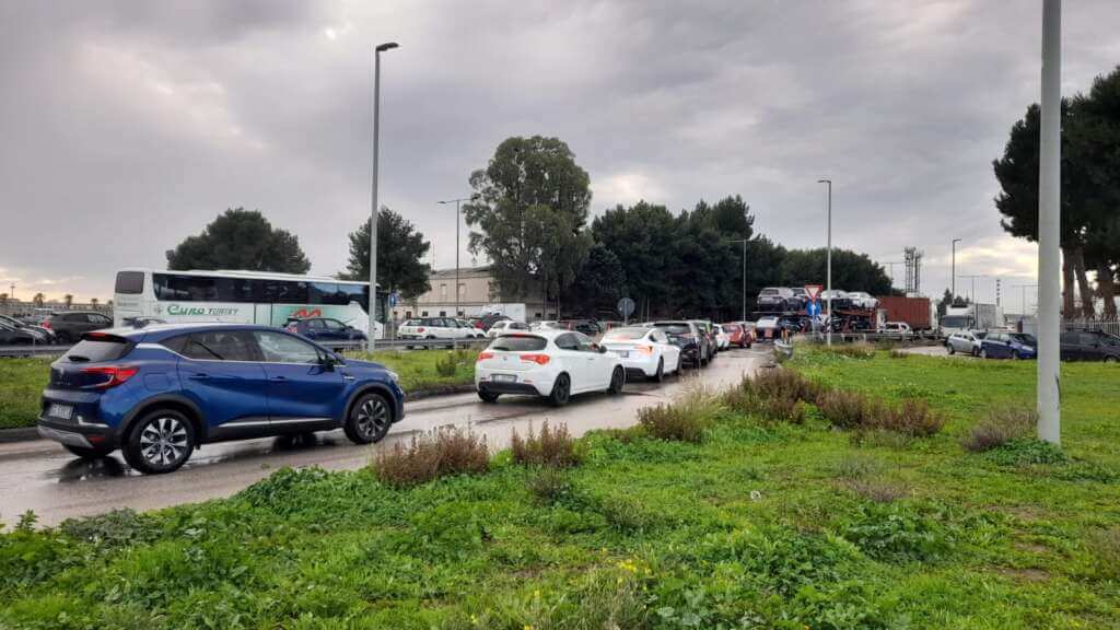 Galleria foto 'Bari, mezzo pesante di traverso sulla strada statale 16: traffico in tilt – FOTO e VIDEO' - foto 2