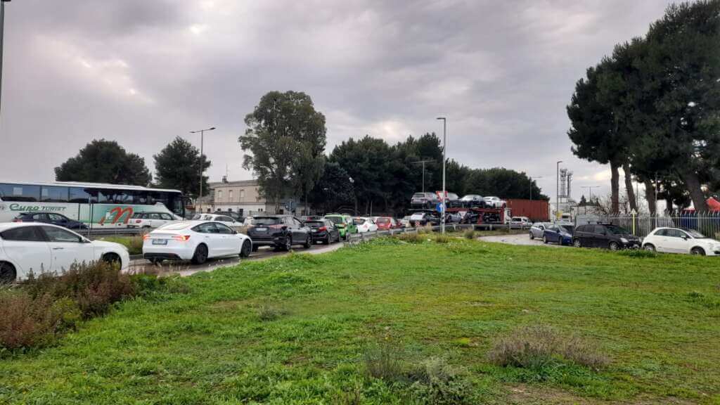 Galleria foto 'Bari, mezzo pesante di traverso sulla strada statale 16: traffico in tilt – FOTO e VIDEO' - foto 4