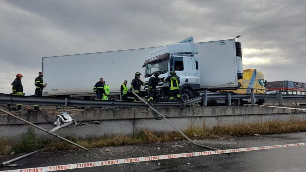 Galleria foto 'Bari, mezzo pesante di traverso sulla strada statale 16: traffico in tilt – FOTO e VIDEO' - foto 7