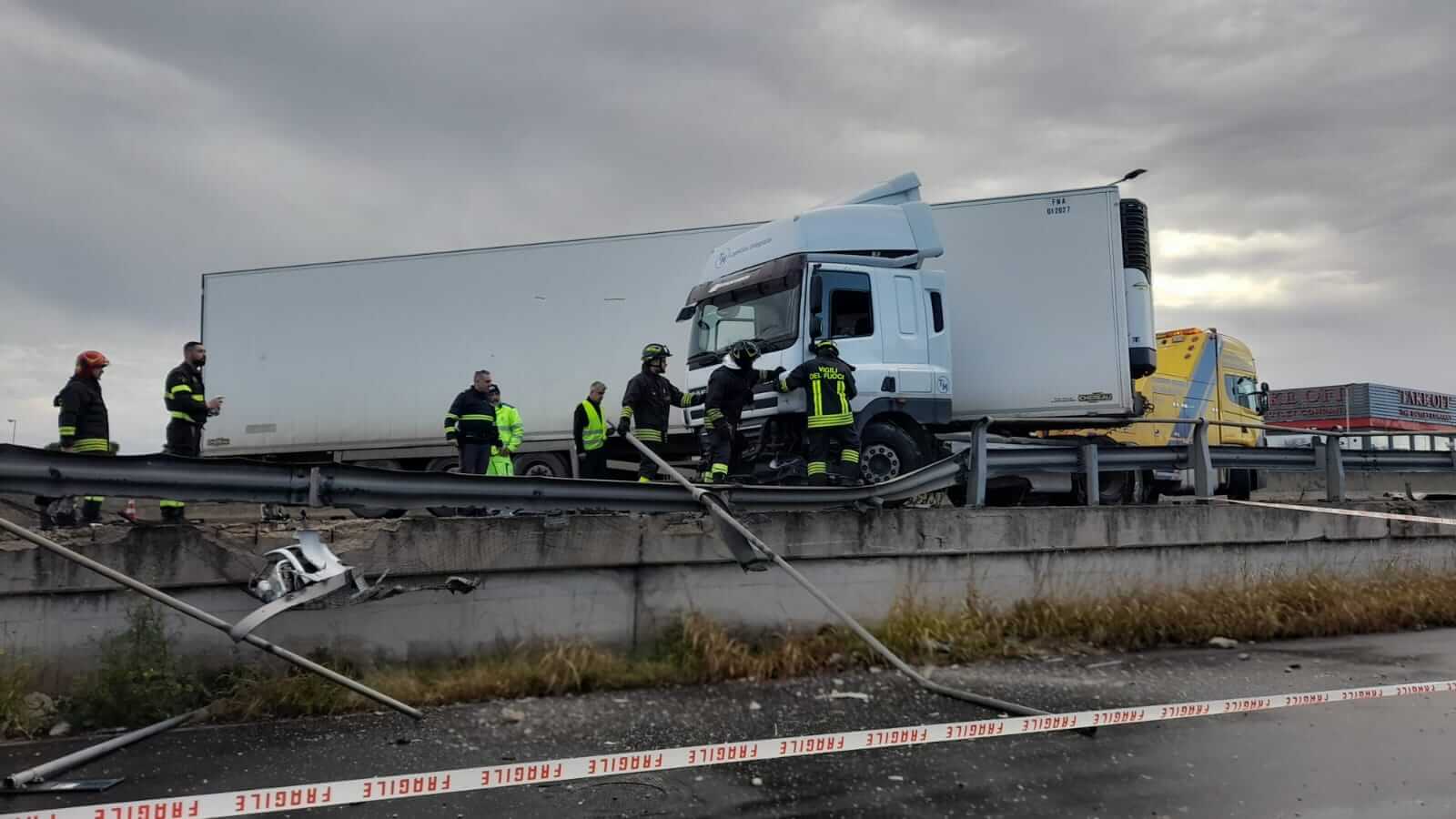 Bari, mezzo pesante di traverso sulla strada statale 16: traffico in tilt – FOTO e VIDEO Bari, mezzo pesante di traverso sulla strada statale 16: traffico in tilt – FOTO e VIDEO