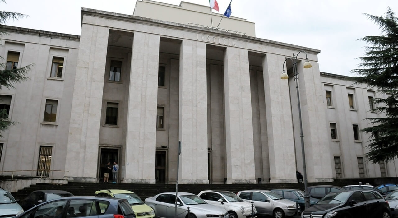 Pesta a morte la moglie nel cuore della notte: convalidato l’arresto del marito che ha tentato il suicidio