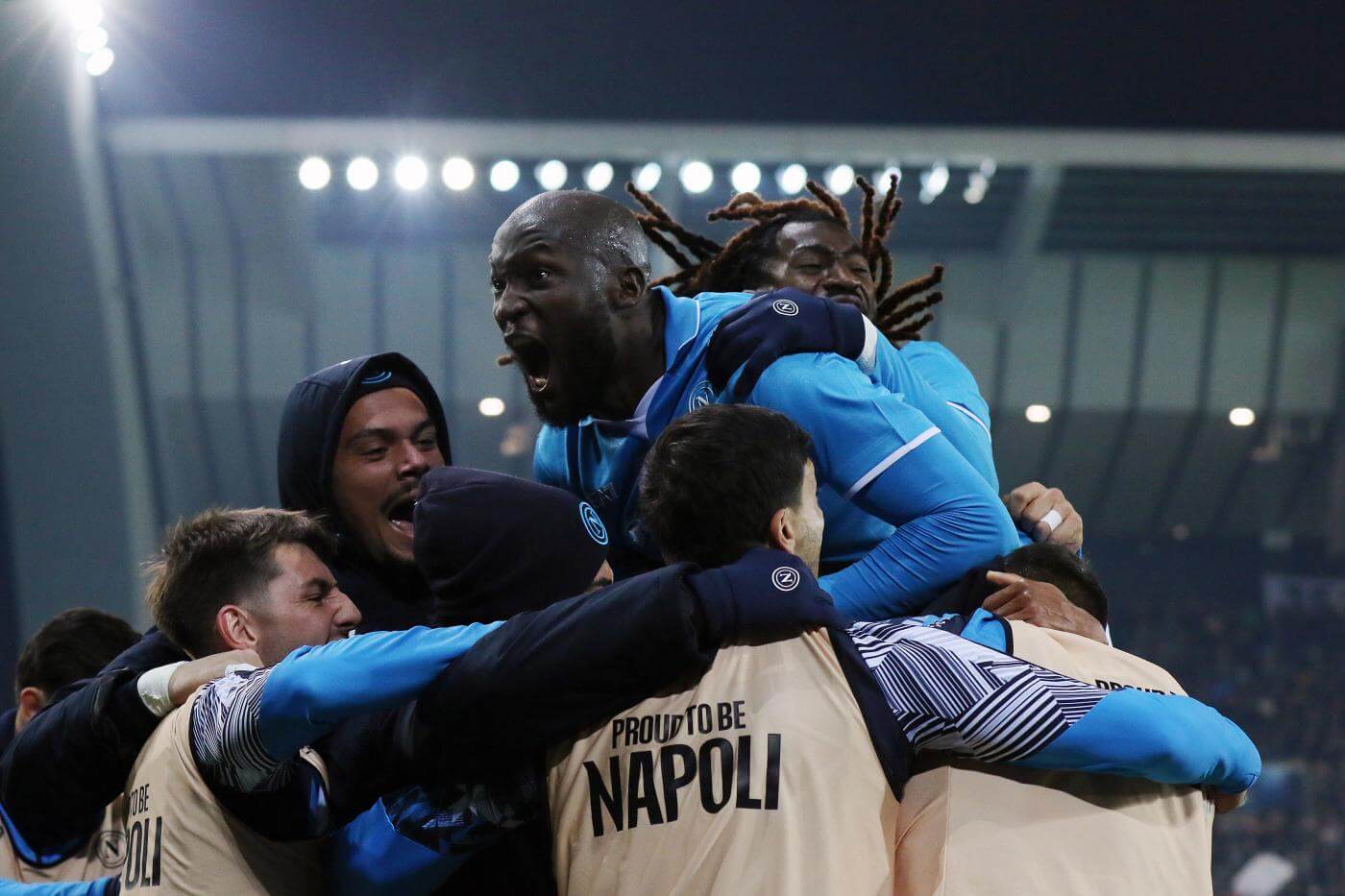 Serie A, il Napoli rimonta l’Udinese: 3-1 al “Friuli”. Gli uomini di Conte restano a 2 punti dall’Atalanta Serie A, il Napoli rimonta l’Udinese: 3-1 al “Friuli”. Gli uomini di Conte restano a 2 punti dall’Atalanta