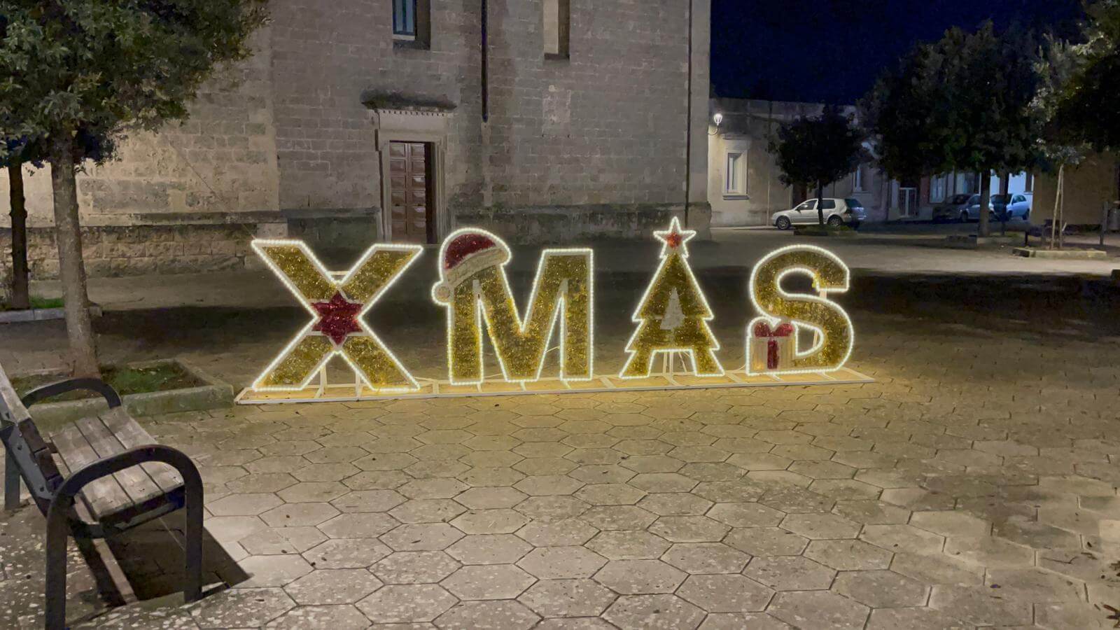 Lequile, la scritta XMas per augurare buon Natale. I Cobas: «Richiama la flottiglia fascista» Lequile, la scritta XMas per augurare buon Natale. I Cobas: «Richiama la flottiglia fascista»