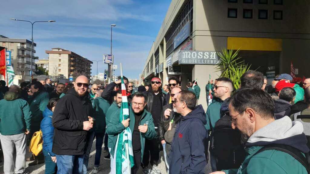 Bari, sciopera l’Automotive e l’industria. Le sigle: «Federmeccanica non rinnova i contratti» – VIDEO