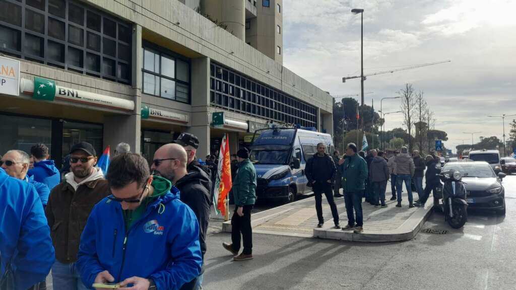 Bari, sciopera l’Automotive e l’industria. Le sigle: «Federmeccanica non rinnova i contratti» – VIDEO