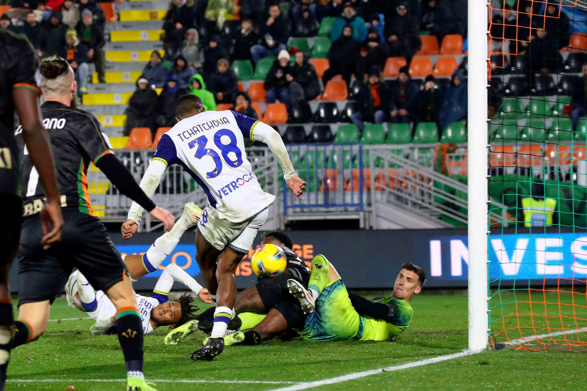 Serie A, Tchatchoua risponde a Zerbin nella sfida salvezza al Pier Luigi Penzo: Venezia-Verona 1-1 Serie A, Tchatchoua risponde a Zerbin nella sfida salvezza al Pier Luigi Penzo: Venezia-Verona 1-1