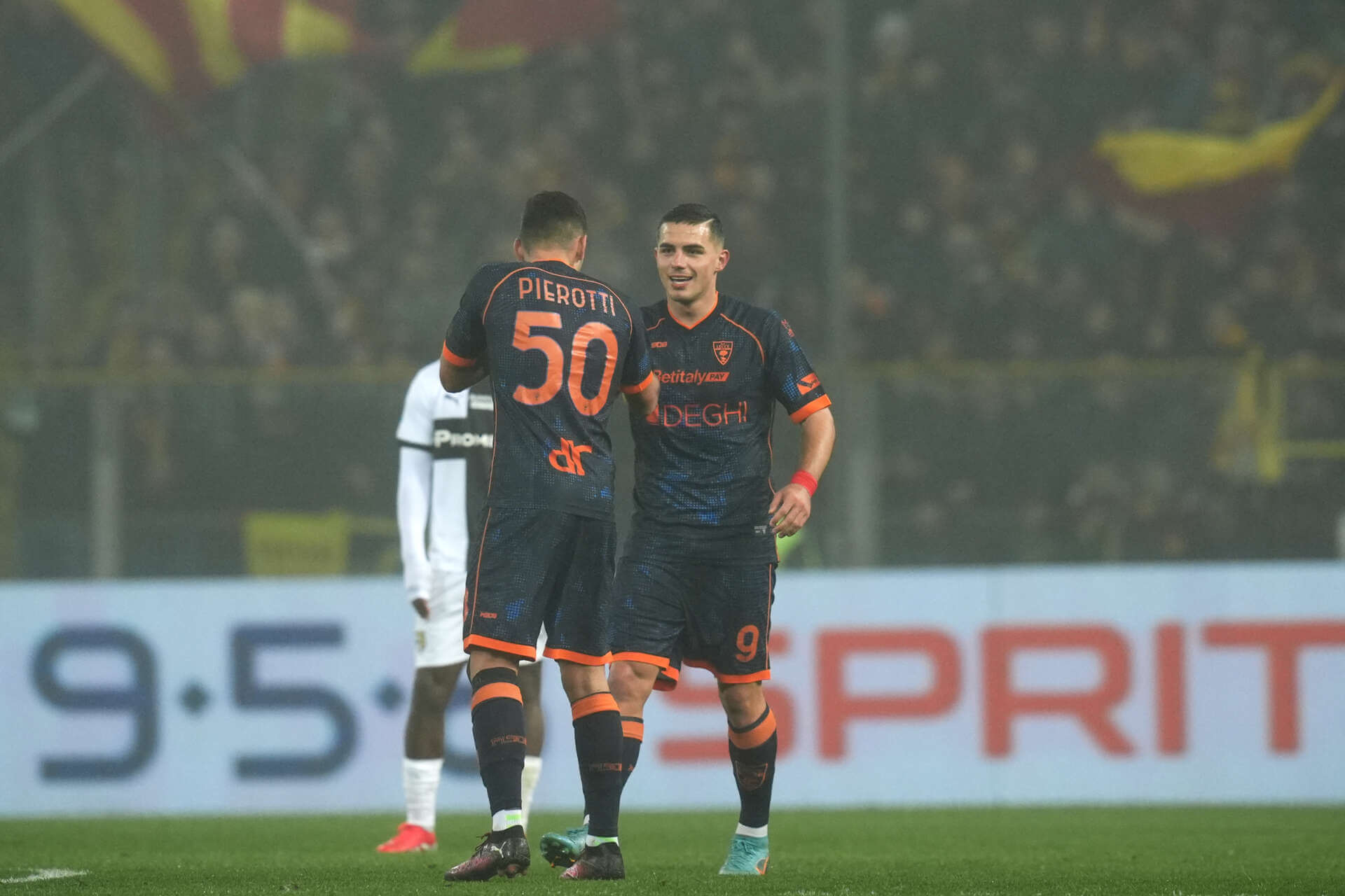 Serie A, i giallorossi vincono la sfida salvezza con i gol di Krstovic e Pierotti: Parma-Lecce 1-3 Serie A, i giallorossi vincono la sfida salvezza con i gol di Krstovic e Pierotti: Parma-Lecce 1-3