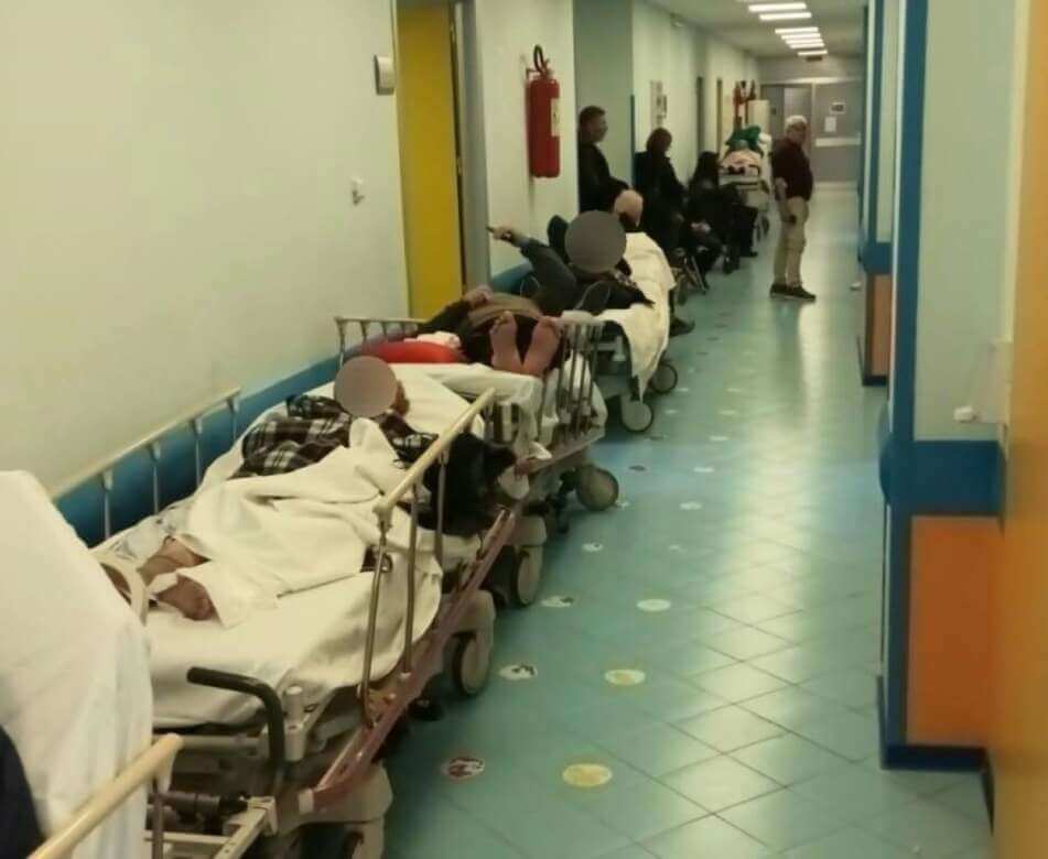 Galleria foto 'Copertino, «inferno» al pronto soccorso: pazienti nei corridoi e pochi medici' - foto 3