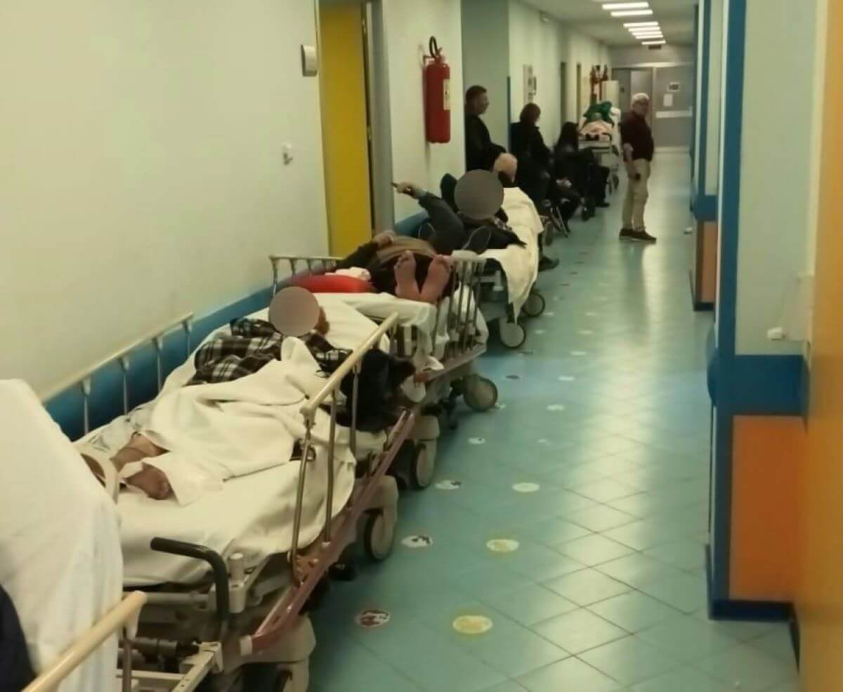 Copertino, «inferno» al pronto soccorso: pazienti nei corridoi e pochi medici