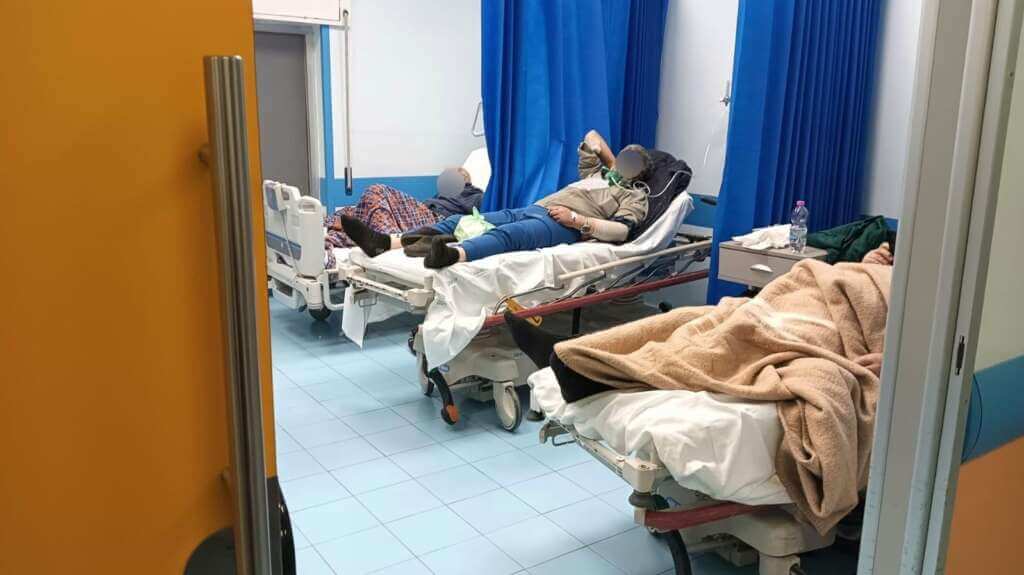 Galleria foto 'Copertino, «inferno» al pronto soccorso: pazienti nei corridoi e pochi medici' - foto 2