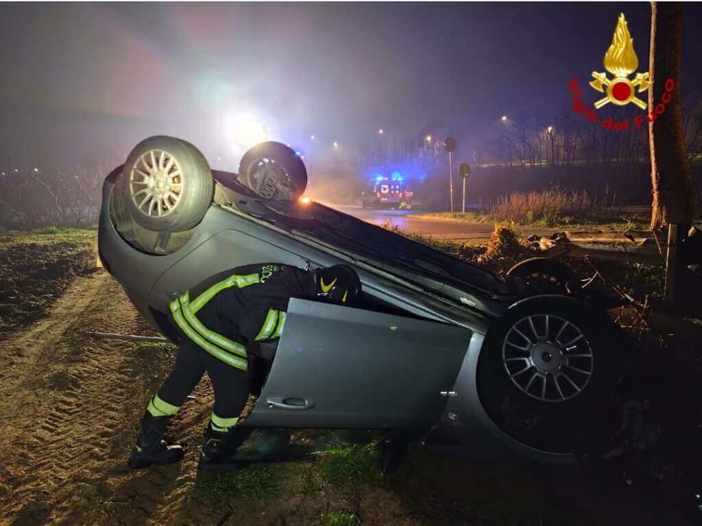 Galleria foto 'Incidente a Brindisi, perde il controllo alla guida di un’auto e si ribalta: ferito l’automobilista' - foto 1