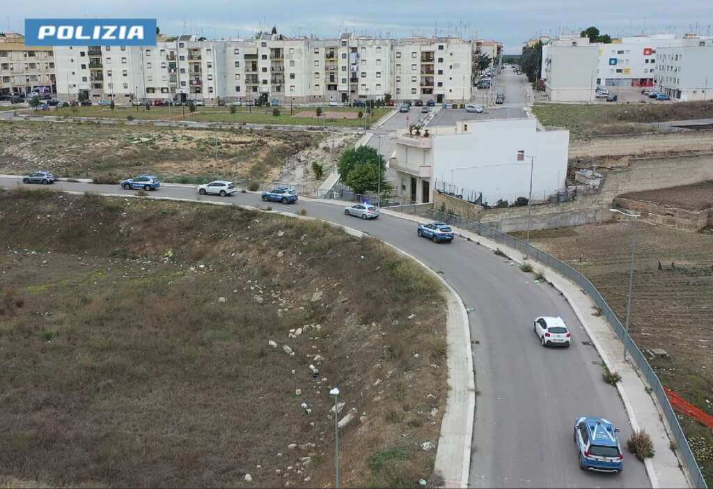 Galleria foto 'Andria, trovati esplosivi micidiali nascosti in un condominio: si potenzia il controllo della polizia' - foto 1